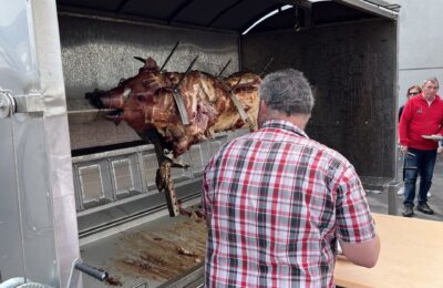 Thomas-Hofer-Saugrillen-im-seewinkel-sau