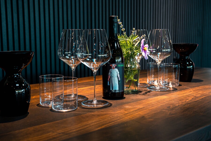 Weingut Schwarz Tisch mit Gläser